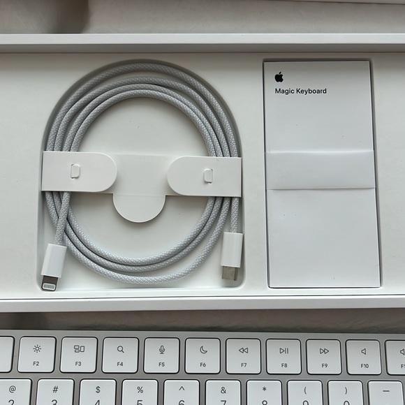 Apple | Magic Keyboard - Picture 2 of 4